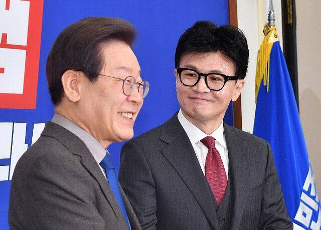 지난 2023년 12월 29일 당시 이재명 더불어민주당 대표와 한동훈 국민의힘 비상대책위원장이 국회 민주당 대표실에서 만나고 있다 (공동취재사진)