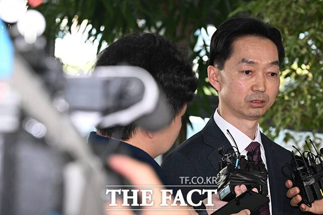 김용민 더불어민주당 의원은 17일 이재명 대통령을 향해 김지용 초대 중대범죄수사청(중수청) 청장 후보자(사진) 지명 철회를 촉구했다. 정부가 김 후보자 임명 기조를 굽히지 않는 상황에서 여당 내 반발이 커지는 양상이다. /김성렬 기자