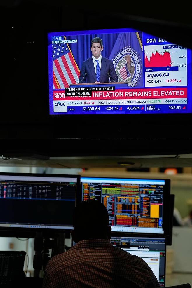 화면에 미국 뉴욕증권거래소(NYSE) 거래장에서 열린 케빈 워시 연방준비제도(Fed·연준) 의장의 기자회견 모습이 나오고 있다. 2026.9.16 [AP/뉴시스]