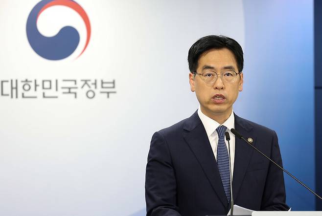 김민재 행정안전부 차관이 17일 서울 종로구 정부서울청사 브리핑실에서 열린 ‘초대 중수청장 후보자’ 관련 브리핑에서 언론과 국회에서 제기된 논란과 의혹에 대해 현재까지 확인된 사실을 바탕으로 설명하고 있다. 연합뉴스