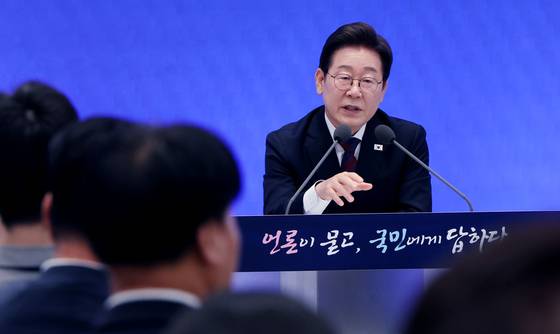 이재명 대통령이 지난해 7월 청와대 영빈관에서 열린 취임 첫 공식 기자회견 '대통령의 30일, 언론이 묻고 국민에게 답하다'에 참석해 기자들의 질문에 답하고 있다. [청와대 사진기자단]