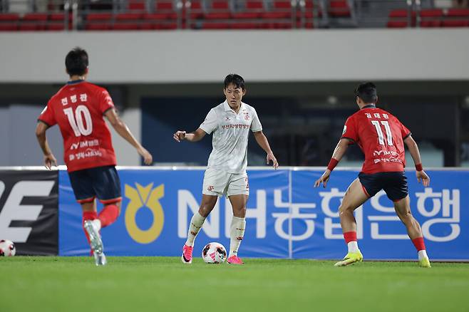 지난 7월11일 김천종합운동장에서 맞붙었던 부천과 김천. 한국프로축구연맹 제공