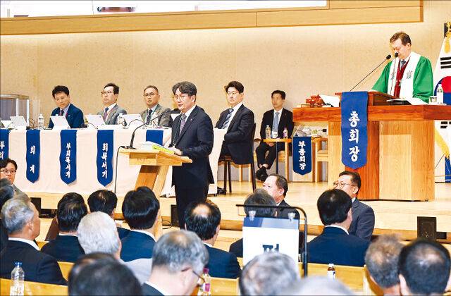 김태수(가운데) 예장통합 직전 이단사이비대책위원장이 16일 서울 영등포구 도림교회에서 열린 제111회 총회에서 전광훈에 대한 연구보고서를 설명하고 있다. 신석현 포토그래퍼
