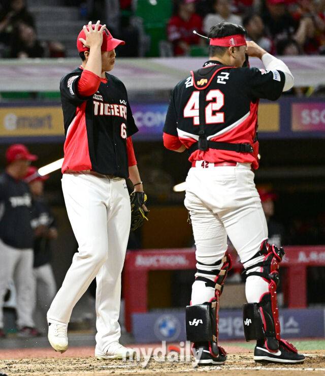 2026년 9월 15일 오후 인천 SSG랜더스필드에서 열린 '2026 신한 SOL KBO리그' KIA 타이거즈와 SSG 랜더스의 경기. KIA 정해영이 5회말 무사 만루서 구원등판해 SSG 에레디아에게 2타점 동점 적시타를 맞고 아쉬워하고 있다./인천=유진형 기자 zolong@mydaily.co.kr