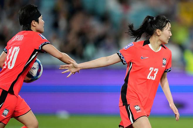 [시드니=AP/뉴시스] 대한민국의 강채림(오른쪽)이 18일(현지 시간) 호주 시드니 스타디움 오스트레일리아에서 열린 2026 아시아축구연맹(AFC) 여자 아시안컵 준결승 일본과 경기 후반 33분 만회 골을 넣고 지소연과 세리머니하고 있다. 2026.03.18.