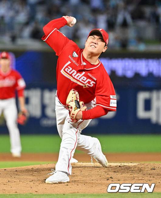 [OSEN=창원, 이석우 기자] 17일 창원NC파크에서 2026 신한 SOL KBO 리그 NC 다이노스와 SSG 랜더스의 경기가 열렸다. 홈팀 NC는 라일리가, 방문팀 SSG는 이로운이 선발 출전했다. SSG 랜더스 선발투수 이로운이 역투하고 있다. 2026.09.17 / foto0307@osen.co.kr