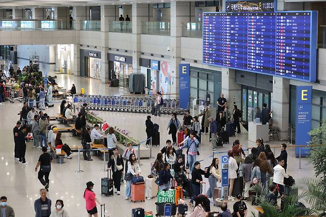 지난 5월1일 인천국제공항 제1여객터미널 입국장을 통해 외국인 관광객들이 입국하고 있다. 뉴시스