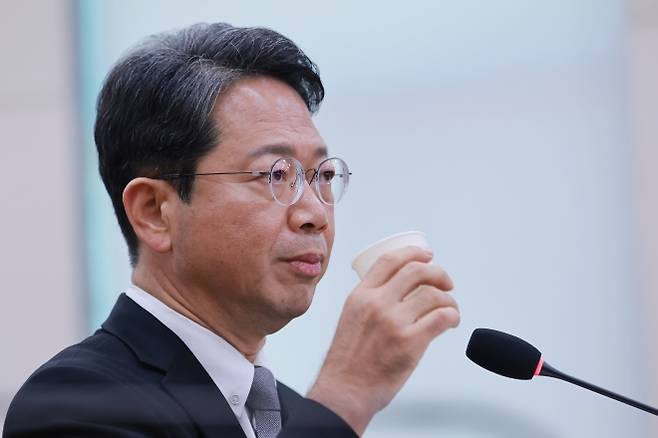 목 축이는 김승원 법무장관 후보자 - 김승원 법무부 장관 후보자가 15일 국회 법제사법위원회에서 열린 인사청문회에서 물을 마시고 있다. 2026.9.15 연합뉴스