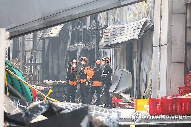 이틀째 이어지는 합동 감식 (대전=연합뉴스) 이주형 기자 = 24일 대전 대덕구 소재 자동차 부품 제조업체인 안전공업 주식회사 2일 차 감식에 나선 소방 당국 관계자들이 불에 탄 건물 안에서 내부를 살피고 있다. 2026.3.24 coolee@yna.co.kr