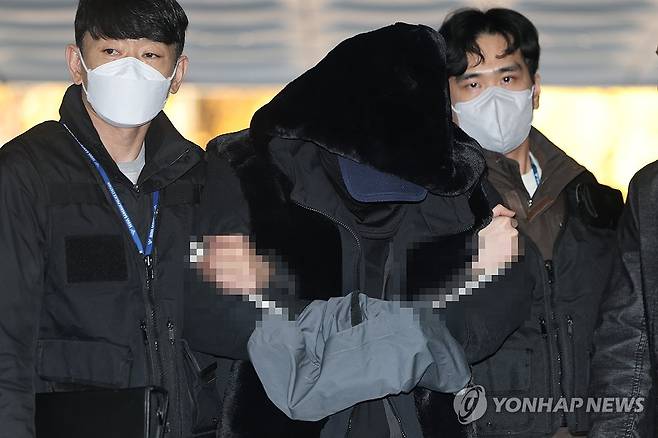 구속심사 출석하는 '일본인 모녀 참변' 음주운전자 (서울=연합뉴스) 서대연 기자 = 서울 도심에서 일본인 관광객 모녀를 들이받아 이들 중 어머니인 50대 여성을 숨지게 한 음주운전자 서모씨가 5일 서울 서초구 서울중앙지방법원에서 열린 구속 전 피의자 심문(영장실질심사)에 출석하고 있다. 2025.11.5 dwise@yna.co.kr