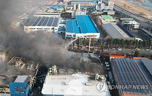 연기 내뿜는 화재 현장 연기 내뿜는 화재 현장
    (대전=연합뉴스) 김준범 기자 = 20일 오후 대전 대덕구 문평동 한 자동차부품 제조 공장에서 불이나 소방 당국이 진화에 나서고 있다. 2026.3.20
    psykims@yna.co.kr
(끝)