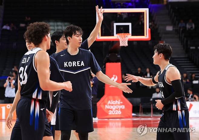 '4강으로 가자' (나고야=연합뉴스) 한종찬 기자 = 16일 일본 나고야 아이치 인터내셔널 아레나에서 열린 2026 아이치·나고야 아시안게임 남자 농구 대한민국 대 요르단 8강전. 승리를 거둔 대한민국 선수들이 서로 격려하고 있다. 2026.9.16 saba@yna.co.kr