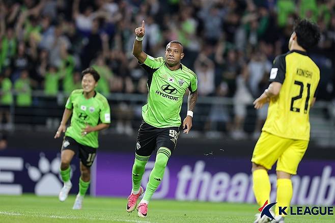 '이탈로 역전 결승골' 전북, 가시와 꺾고 ACLE 1차전서 2-1 승리 (서울=연합뉴스) 이영호 기자 = 프로축구 K리그1 전북 현대가 가시와 레이솔(일본)을 꺾고 2026-2027 아시아축구연맹(AFC) 챔피언스리그 엘리트(ACLE) 첫 경기를 승리로 장식했다.     전북은 16일 전주월드컵경기장에서 열린 가시와 레이솔과 2026-2027 ACLE 리그 스테이지 1차전 홈 경기에서 1-1로 팽팽하던 후반 24분 터진 이탈로의 역전 결승 골을 앞세워 2-1로 이겼다. 골 세리머니를 펼치는 전북 이탈로. 2026.9.16 [한국프로축구연맹 제공. 재판매 및 DB 금지]