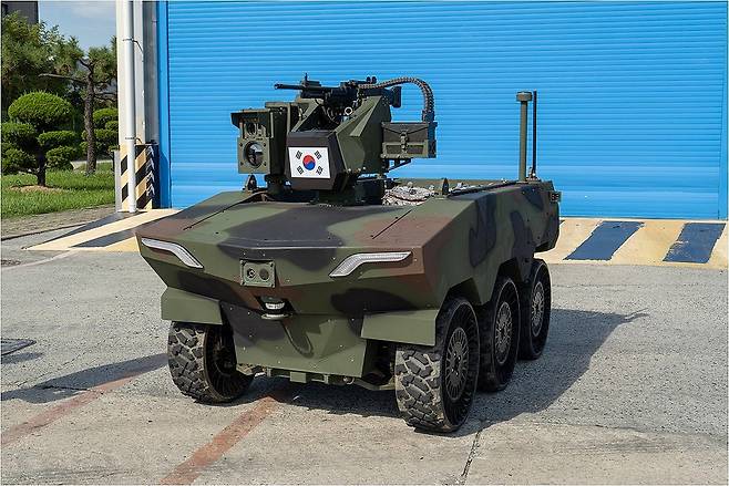 한화에어로, 창원사업장서 기동시연 (서울=연합뉴스) 지난 14일 경남 창원 한화에어로스페이스 창원2사업장 성능시험장에서 다목적 무인차량 아리온스멧(Arion-SMET)이 이내 방향을 틀어 앞서가는 사람을 자연스럽게 따라가는 '자율 추종' 기능을 선보였다. 사진은 한화에어로스페이스의 다목적 무인차량 아리온스멧. 2026.9.17 [한화에어로스페이스 제공. 재판매 및 DB 금지] photo@yna.co.kr