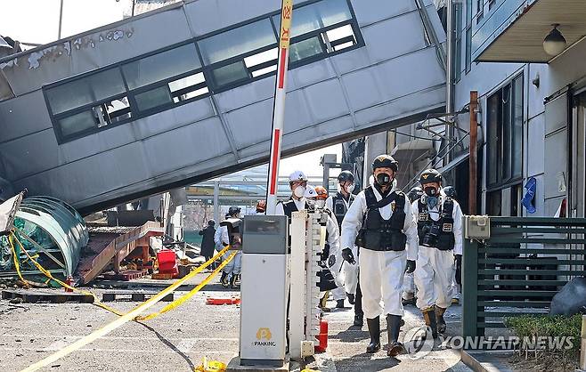 합동감식 참여한 유관기관 (대전=연합뉴스) 김준범 기자 = 23일 오전 74명의 사상자가 발생한 대전 대덕구 안전공업에서 화재 원인 등을 규명하기 위한 합동감식이 진행되고 있다. 2026.3.23 psykims@yna.co.kr