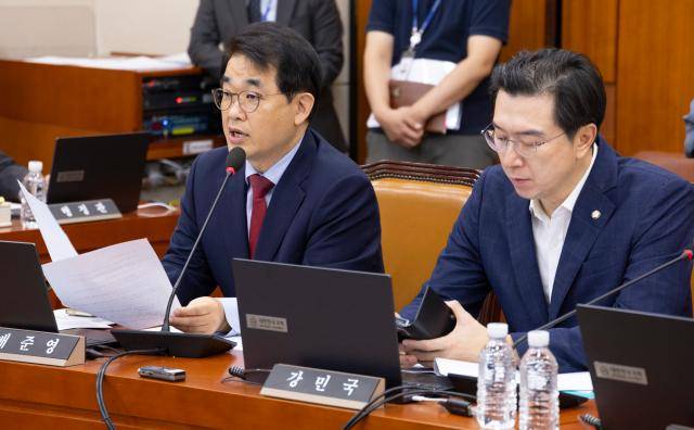 국회 재정경제기획위원회 국민의힘 간사인 배준영 의원이 17일 국회에서 열린 재정경제기획위원회 전체회의에서 이날 비공개로 예정돼 있던 정부의 대미투자 프로젝트 관련 보고 연기와 관련한 발언을 하고 있다. [사진=연합뉴스]