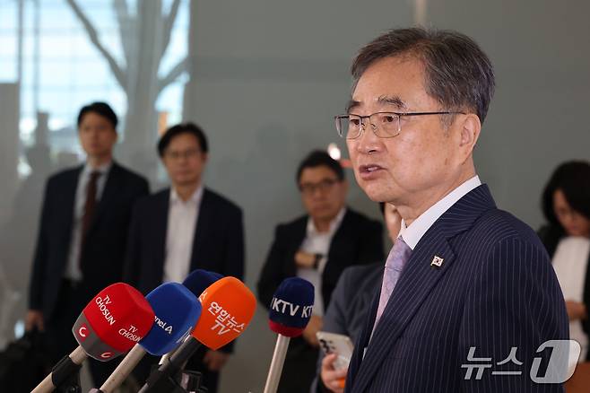 조현 외교부 장관이 17일 오전 인천국제공항에서 미국 국무부 장관과의 한미 외교장관 회담을 위해 출국하며 취재진의 질문에 답하고 있다. 2026.9.17 ⓒ 뉴스1 이광호 기자