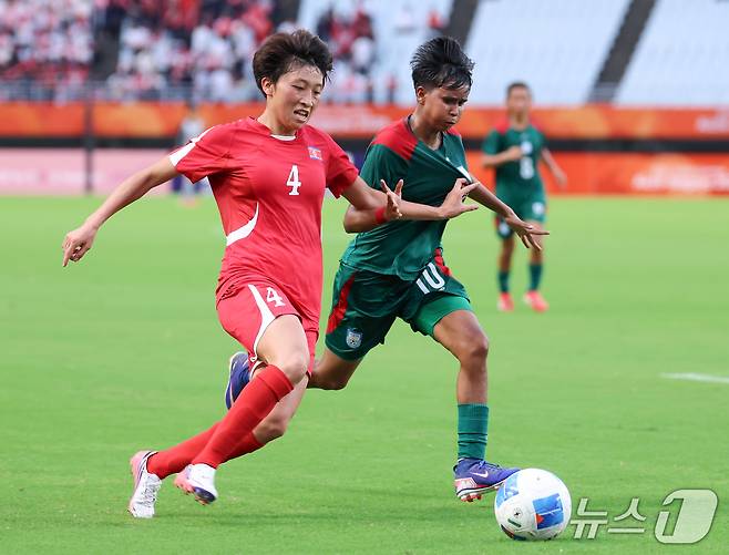 14일 오후 일본 오사카 나가이스타디움에서 열린 2026 아이치·나고야 아시안게임 여자축구 예선 F조 1차전 북한과 방글라데시의 경기, 북한 오솔송이 드리블을 하고 있다. 2026.9.14 ⓒ 뉴스1 안은나 기자