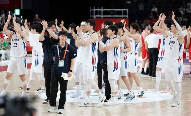 '한 경기 남았다!' 18일 오후 이란과의 준결승에서 완승을 거둔 한국 한국 선수들이 팬들의 환호에 답하며 기뻐하고 있다. / 뉴시스