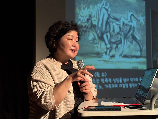 17일 제주도 서귀포예술의전당에서 이지호 전남도립미술관장이 주제 발표를 하고 있다. /제주특별자치도 서귀포시