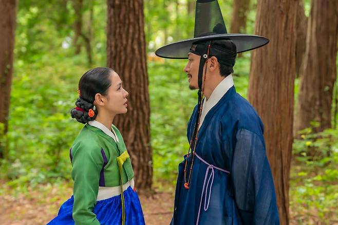 넷플릭스 시리즈 ‘스캔들’은 뛰어난 재능을 가진 ‘조씨 부인’(손예진·왼쪽)과 조선 최고의 연애꾼 ‘조원’(지창욱)이 벌이는 사랑 내기가 핵심 줄거리다. 넷플릭스 제공