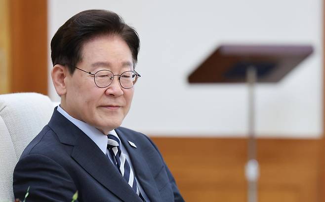 이재명 대통령이 17일 청와대에서 파티 비롤 국제에너지기구(IEA) 사무총장을 접견, 발언을 듣고 있다. 2026.9.17 뉴스1