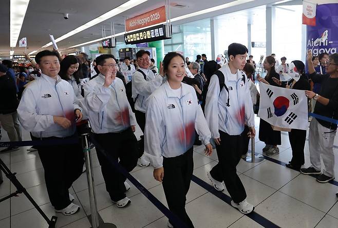 탁구 신유빈과 배드민턴 서승재를 필두로한 2026 아이치·나고야 아시안게임 본단이 17일(현지시간) 오후 일본 아이치현 도코나메시 주부국제공항을 통해 입국하고 있다. 2026.09.17. [도코나메=뉴시스]