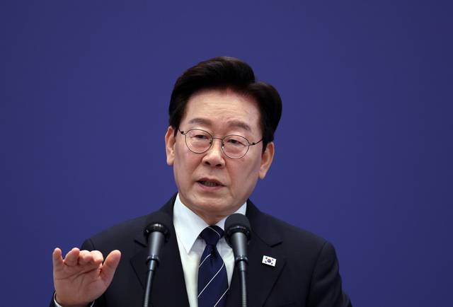 이재명 대통령이 18일 청와대 영빈관에서 열린 기자회견에서 취재진 질문에 답하고 있다.   [연합뉴스]
