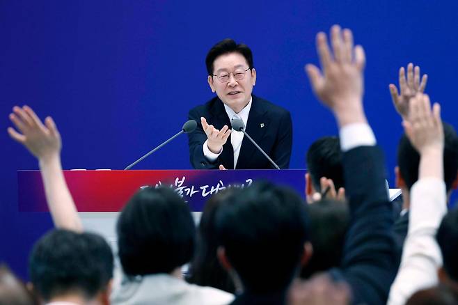 이재명 대통령이 6월 8일 청와대에서 열린 취임 1주년 기자회견에서 취재진의 질문을 받고 있다. 9월 18일 열린 기자회견 복장, 표정과 크게 대비된다. 왕태석 선임기자