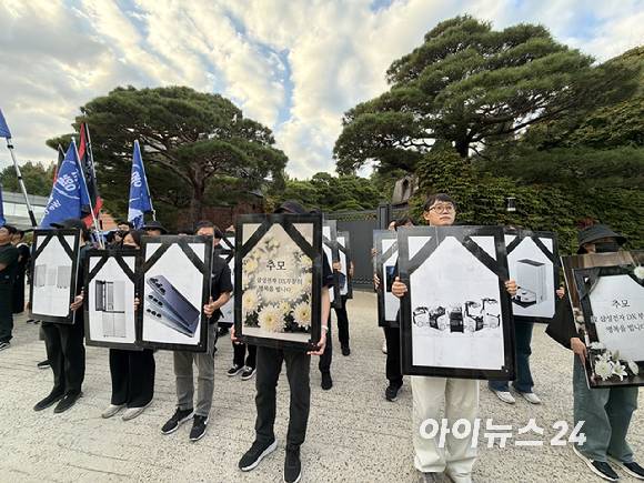 삼성전자 노동조합 동행 조합원들이 18일 서울 용산구 한남동에서 이재용 삼성전자 회장과 경영진의 직접 대화를 요구하고 있다. [사진=권서아 기자]