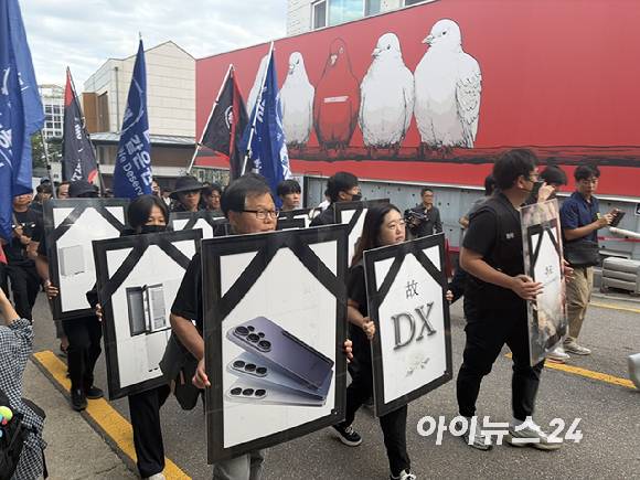 삼성전자 노동조합 동행 조합원들이 18일 서울 용산구 한남동 이재용 삼성전자 회장 자택 인근에서 행진하고 있다. [사진=권서아 기자]