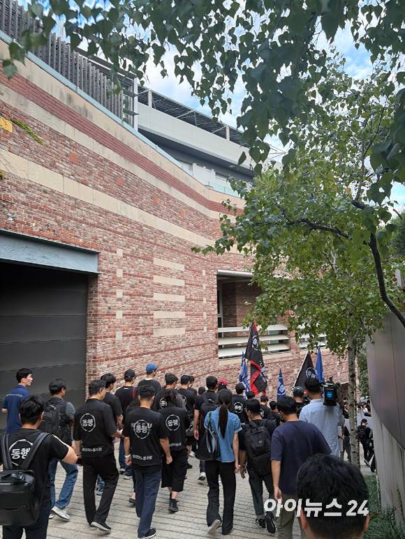 삼성전자 노동조합 동행의 한남동 집회가 18일 이재용 삼성전자 회장 자택 인근에서 진행되고 있다. [사진=권서아 기자]