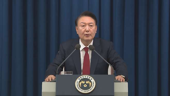 비상계엄을 선포하는 윤석열 전 대통령
