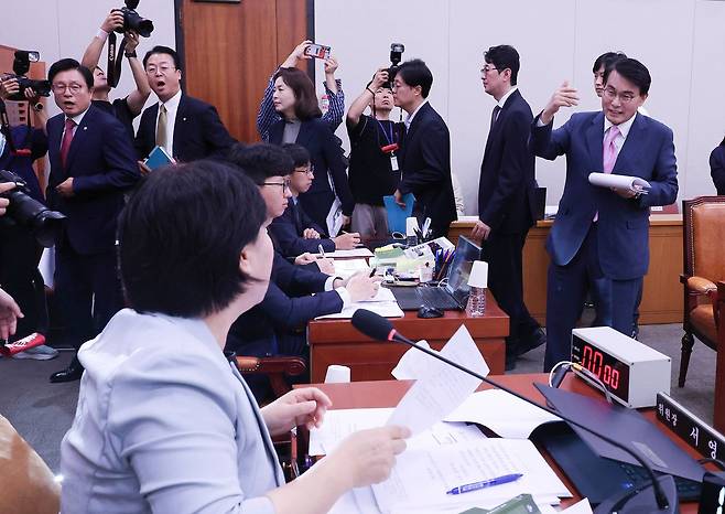 박형수 간사(왼쪽)를 비롯한 국회 법제사법위원회 국민의힘 소속 의원들이 17일 열린 법제사법위원회 전체회의에서 더불어민주당 주도로 김승원 법무부 장관 후보자에 대한 인사청문경과보고서 채택의 건이 상정되자 “의혹이 해소된 것이 하나도 없다”고 항의하며 퇴장하고 있다. 임현동 기자