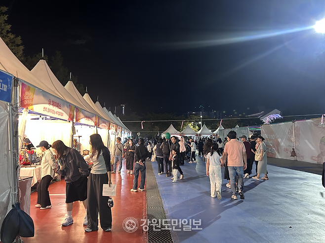▲ 18일 원주 댄싱카니발 행사장을 찾은 시민과 관광객들이 먹거리·프리마켓 부스를 둘러보며 축제를 즐기고 있다.