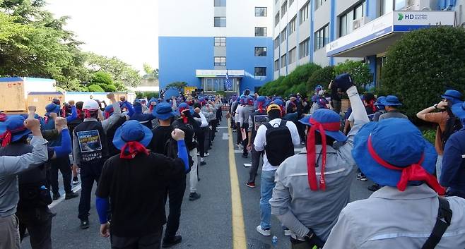 HD현대중공업 노조 조합원들이 29일 울산조선소에서 파업 집회를 하고 있다.2025.8.29/뉴스1