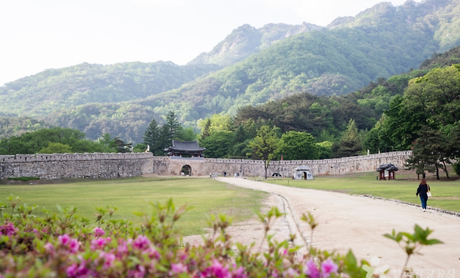 경북 문경새재도립공원의 제1관문. 과거 선비들이 한양으로 과거를 보러 가던 여정을 따라 걷는 길의 초입이다. 한국관광공사