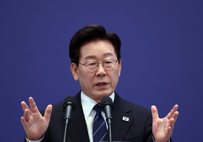 이재명 대통령이 18일 청와대 영빈관에서 열린 기자회견에서 취재진 질문에 답하고 있다.  연합뉴스