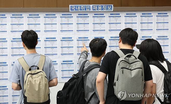 청년들이 취업박람회에서 국내취업 채용정보를 보고 있다. [연합뉴스]