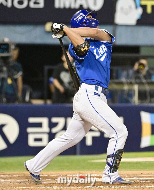 2026년 9월 5일 오후 서울 잠실구장에서 열린 '2026 신한 SOL KBO리그' 삼성 라이온즈와 LG 트윈스의 경기. 삼성 김영웅이 7회초 무사 만루서 우익수 희생플라이로 타점을 기록하고 있다./마이데일리