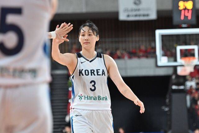 강이슬이 13일 일본 도쿄 아리아케 아레나에서 열린 일본과의 평가전 1차전에서 하이파이브를 하고 있다. /Japan Basketball Association 제공