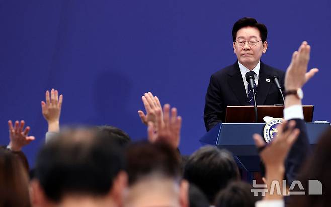[서울=뉴시스] 김진아 기자 = 이재명 대통령이 18일 청와대 영빈관에서 열린 기자회견 '국민의 뜻, 국민의 삶 더 살피겠습니다'에서 취재진 질문을 받고 있다. 2026.09.18. bluesoda@newsis.com