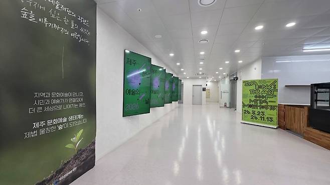 [사진=박현주 미술전문 기자]제5회 제주비엔날레 전시가 열리고 있는 제주 원도심 제주아트플랫폼 입구 전경. 옛 극장을 문화예술공간으로 탈바꿈한 이곳에서는 제주라는 장소와 사람, 기억을 연결한 작품들을 선보인다. 2026.09.18.  hyun@newsis.com *재판매 및 DB 금지