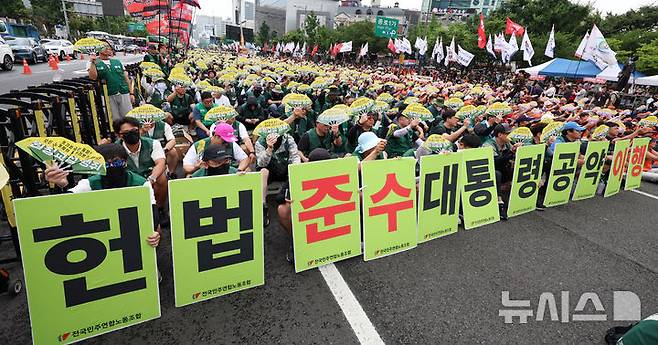 [서울=뉴시스] 이영환 기자 = 민주노총 조합원들이 지난 7월 15일 오후 서울 종로구 동화면세점 앞에서 열린 민주노총 7.15 총파업대회에 참석해 피켓을 들고 있다. 2026.07.15. 20hwan@newsis.com