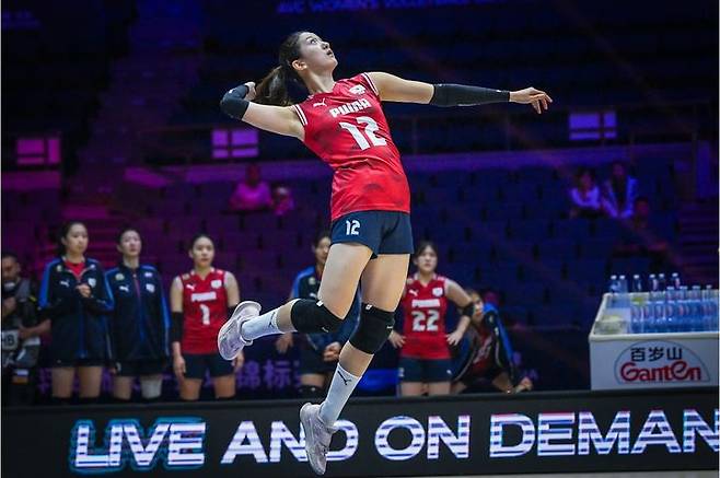 [서울=뉴시스] 한국 여자배구 대표팀 이다현이 26일 중국 톈진에서 열린 2026 아시아배구연맹(AVC) 아시아선수권대회 조별리그 C조 3차전에서 홍콩을 상대로 서브를 시도하고 있다. (사진=FIVB 공식 홈페이지 캡처) 2026.08.26. *재판매 및 DB 금지