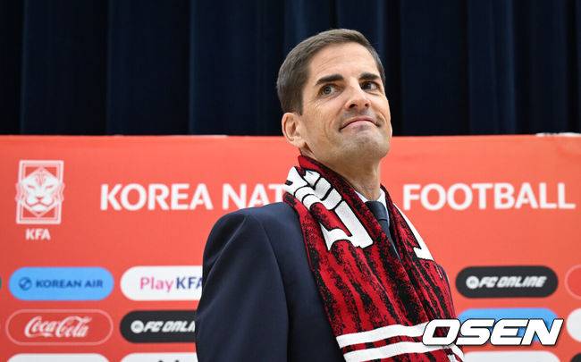 [OSEN=천안, 조은정 기자]로베르트 모레노 감독 취임 및 하나은행 초청 축구국가대표팀 친선경기 명단발표 기자회견이 14일 오후 천안 코리아풋볼파크 스타디움 대강당에서 열렸다.로베르트 모레노(49) 대한민국 축구대표팀 임시 감독의 계약 기간은 오는 11월 27일까지다. 9월과 10월 4경기, 11월 2경기 등 단 6차례의 A매치에서 자신을 증명해야 한다. 성적과 경기 내용에 따라 내년 1월 열리는 2027 아시아축구연맹(AFC) 아시안컵까지 계약이 연장될 수 있다.모레노 감독이 기자회견장에 들어서고 있다. 2026.09.14 /cej@osen.co.kr