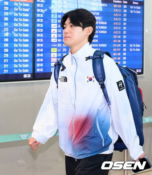 [OSEN=인천공항, 이대선 기자] 류지현 감독이 이끄는 한국 야구대표팀이 18일 오전 인천국제공항을 통해 출국했다.결전지인 일본 나고야로 향하는 대표팀은 19일과 20일 현지 적응 훈련을 거쳐 21일 대만과 조별예선 1차전을 치른다.김도영이 출국장으로 이동하고 있다. 2026.09.18 /sunday@osen.co.kr