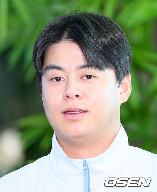 [OSEN=인천공항, 이대선 기자] 류지현 감독이 이끄는 한국 야구대표팀이 18일 오전 인천국제공항을 통해 출국했다.결전지인 일본 나고야로 향하는 대표팀은 19일과 20일 현지 적응 훈련을 거쳐 21일 대만과 조별예선 1차전을 치른다.주장 노시환이 인터뷰를 하고 있다. 2026.09.18 /sunday@osen.co.kr