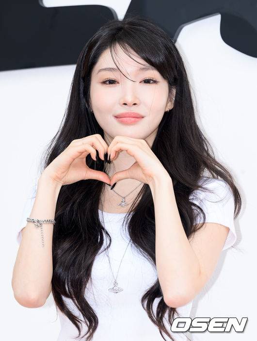 [OSEN=이대선 기자] 20일 서울 강남구 꼴라보하우스 도산에서 미국 프리미엄 가전 브랜드의 팝업 포토세션이 열렸다.이날 행사에는 프리지아, 이시안, 가수 청하, 안무가 가비가 참석해 자리를 빛냈다.가수 청하가 포토타임을 가지고 있다. 2025.06.20 /sunday@osen.co.kr