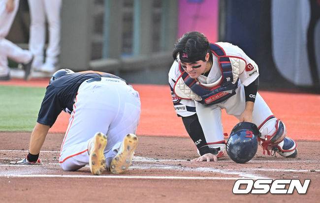 [OSEN=부산, 이석우 기자] 5일 부산 사직야구장에서 2026 신한 SOL KBO 리그 롯데 자이언츠와 한화 이글스의 경기가 열렸다. 홈팀 롯데는 나균안이, 방문팀 한화는 황준서가 선발 출전했다.한화 이글스 문현빈과 손성빈이 1회초 1사 1,3루 강백호의 우중간 2타점 2루타때 득점을 올리며 충돌한 후 괴로워하고 있다. 2026.09.05 / foto0307@osen.co.kr